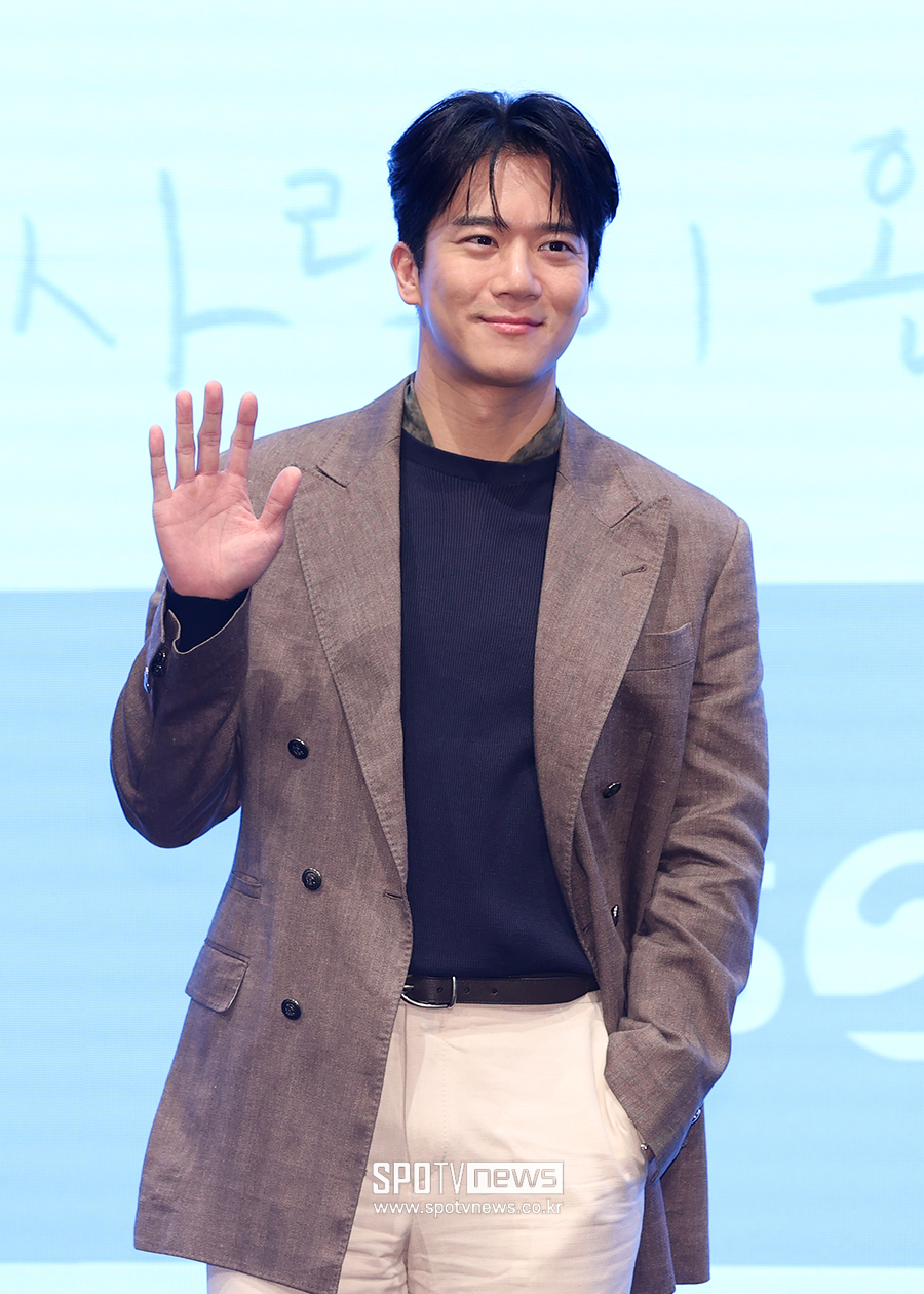 [포토S] 하석진, '젠틀한 손인사'