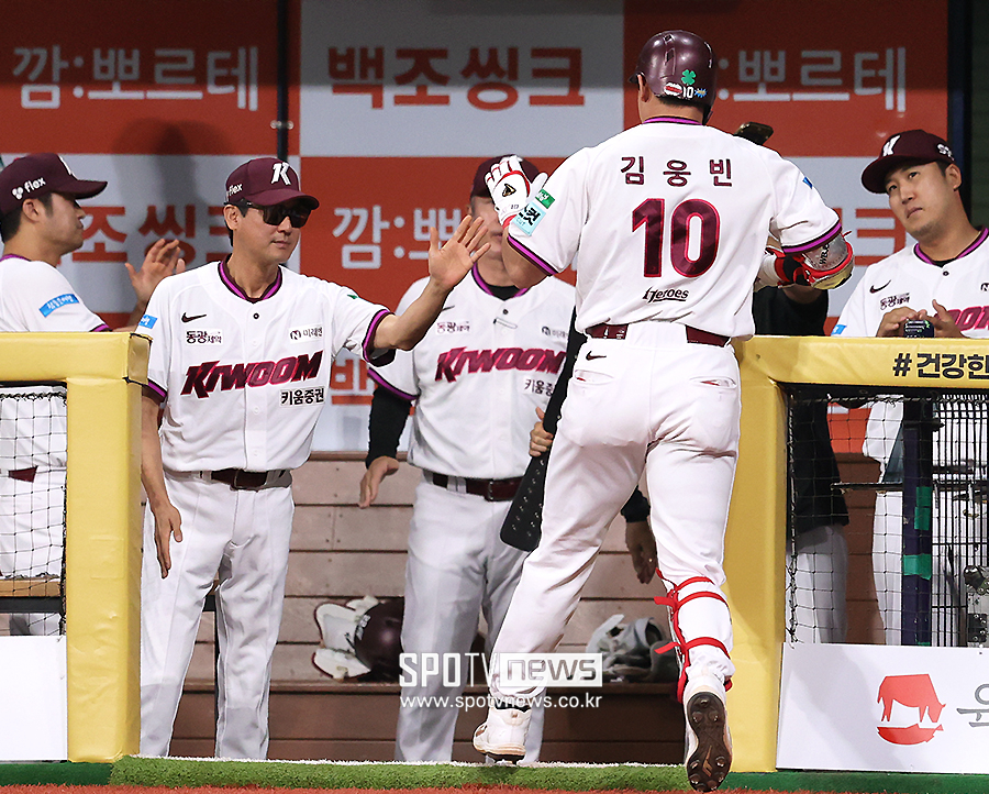[포토S] 설종진 감독의 축하 받는 김웅빈