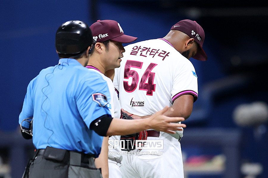 [포토S] 알칸타라, '팔꿈치 고통 호소'