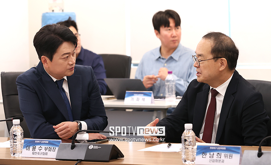 ▲ 이용수(오른쪽) 직무대행 체제가 갖춰지면서 대한축구협회도 대외 협의와 행정 절차를 보다 안정적으로 이어갈 수 있을 것이란 기대가 축구계 안팎으로 구축되는 분위기다. ⓒ 곽혜미 기자