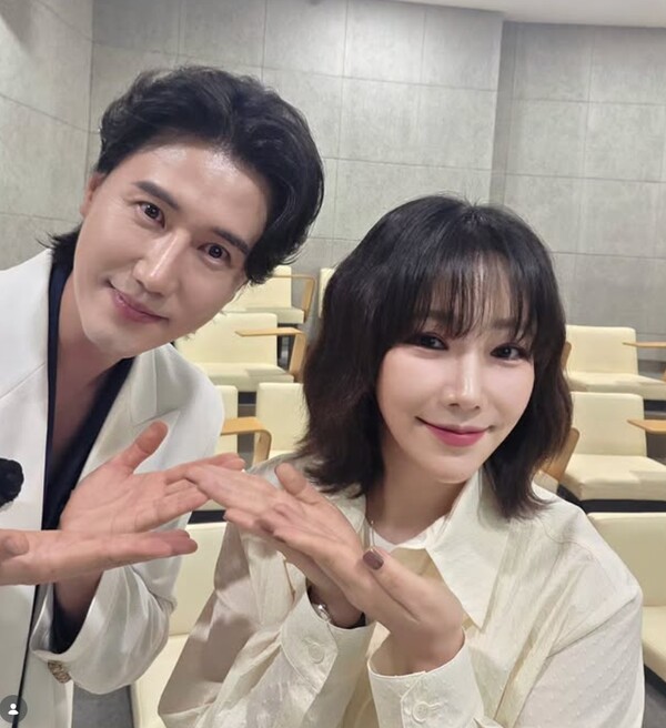 신성 옆 미모의 여성, 이유리라고? '볼빵빵' 확 달라진 비주얼에 '시술 vs 필터' 의혹