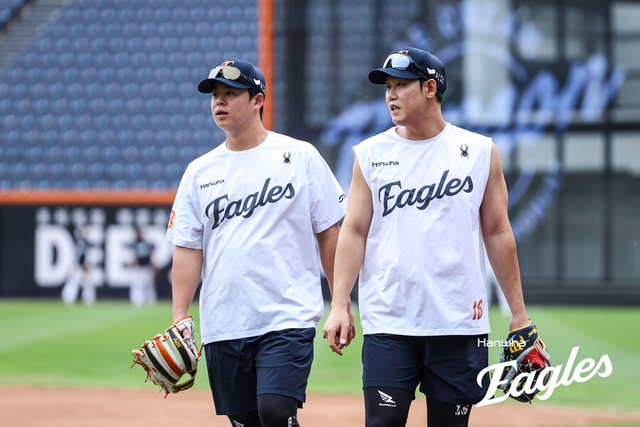 ▲ 노시환과 하주석. 한화 이글스는 23일 경기 후 하주석을 KIA에 내주고 투수 이형범을 영입하는 1대1 트레이드에 나섰다. 노시환은 신인 시절부터 가깝게 지냈던 하주석의 이적을 아쉬워하면서도 하주석의 커리어에는 긍정적인 결정이라고 봤다. ⓒ 한화 이글스