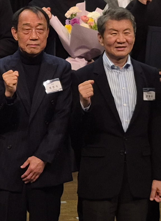 ▲ 백현식 부산축구협회장(좌)과 정몽규 전 대한축구협회장(우) / 출처| 부산광역시축구협회 공식 홈페이지