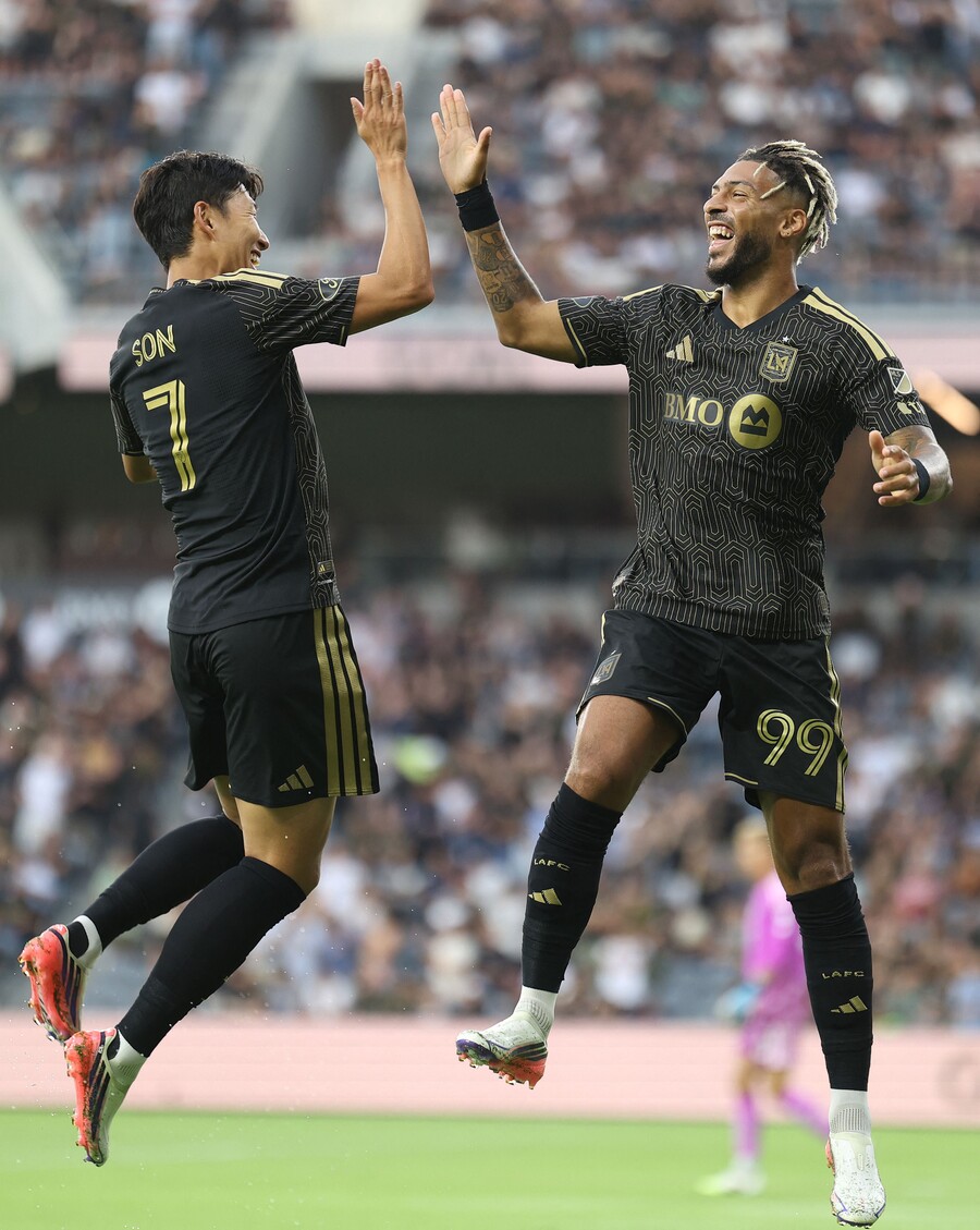 ▲ 손흥민(왼쪽)이 '3경기 연속골'을 단 5분 만에 완성하며 LAFC 공식전 4연승 확률을 크게 높였다. ⓒ 연합뉴스 / NORTH AMERICA GETTY IMAGES