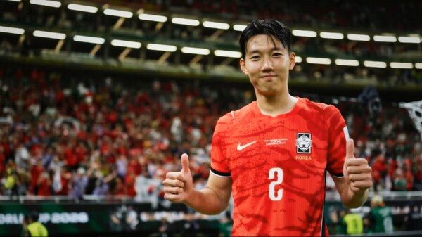 ▲  이한범 주가가 급상승한 결정적인 계기는 2026 북중미 월드컵이었다. 홍명보호 부동의 주전 센터백으로 조별리그 3경기 모두 풀타임으로 소화한 그는 뛰어난 제공권과 침착한 빌드업, 안정적인 대인 방어를 앞세워 국제 무대에서도 경쟁력을 입증했다. 특히 체코전에서 보인 노련한 경기 운영은 유럽 스카우트 시선을 '저인망' 식으로 사로잡았고, 월드컵을 통해 자신의 시장 가치를 한두 단계 더 끌어올렸다는 평가를 얻어냈다. ⓒ 미국 '폭스 스포츠'