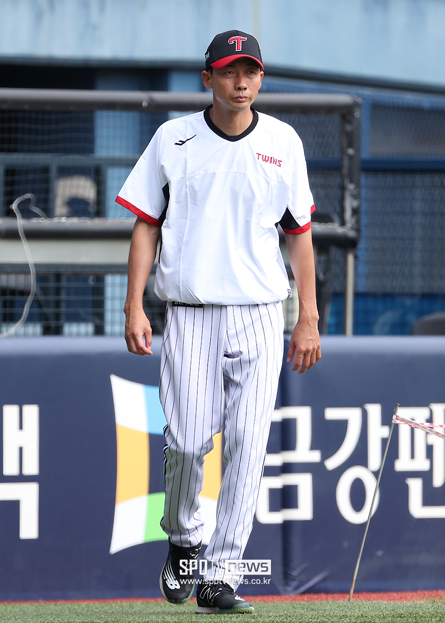 [포토S] 그라운드 나서는 김용의 코치