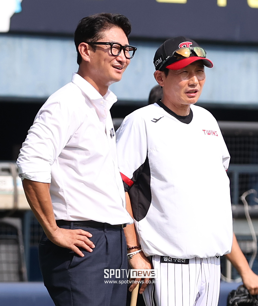 [포토S] 대화하는 염경엽 감독과 박용택 해설위원