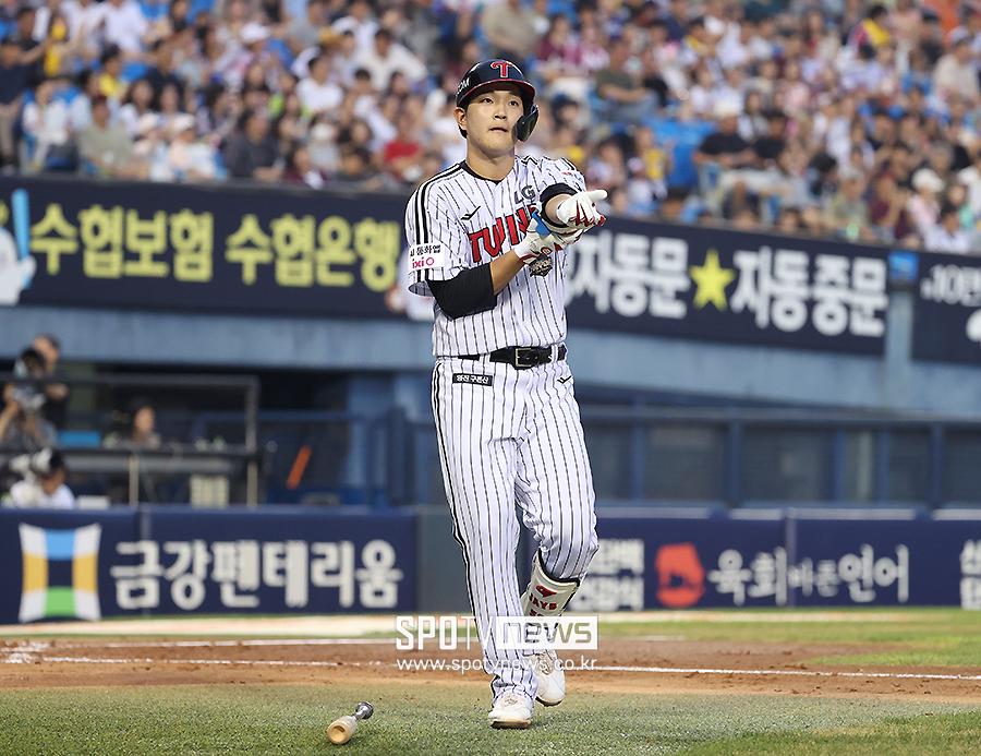 [포토S] 볼넷으로 출루하는 문정빈
