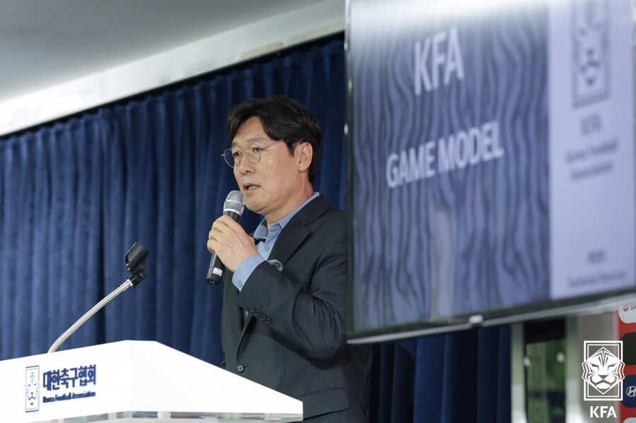 ▲ 홍명보 감독 선임 과정의 불공정 핵심 당사자인 이임생 전 대한축구협회 기술이사가 정작 책임을 따지는 자리에는 해외 구단 취업을 이유로 불참을 통보하면서 축구팬들의 시선이 곱지 않다.  ⓒ대한축구협회