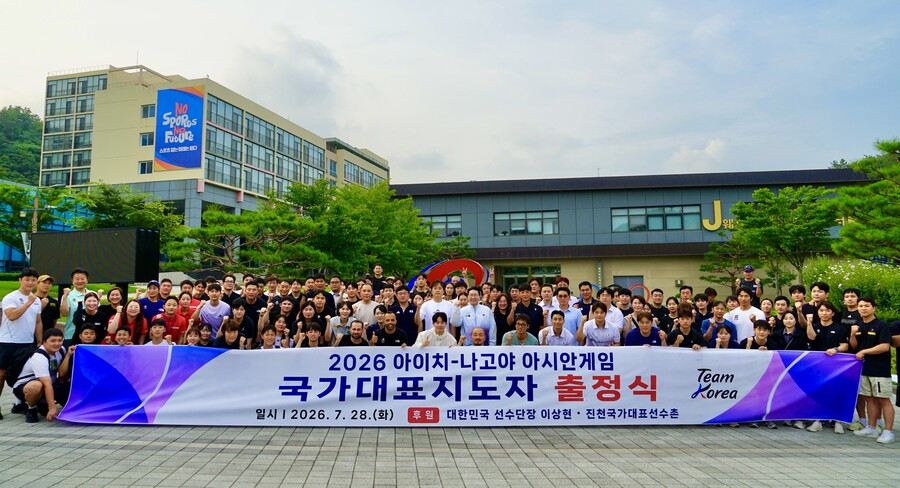 ▲ 이상현 아이치-나고야 아시안게임 선수단장이 충북 진천선수촌에서 지도자 출정식을 열고 격려했다. ⓒ대한체육회