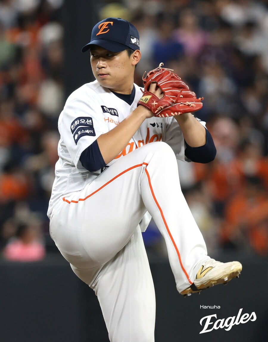 KBO 왜 '이물질 퇴장' 김기중 10경기 출장정지 철회했나…"글러브 내부 접착제가 녹았다"