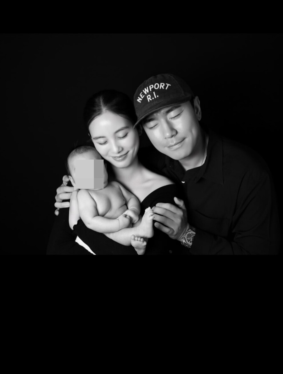 이시언♥서지승, 첫 3인 가족사진…父 똑닮은 50일 子 '싱크로율 100%'