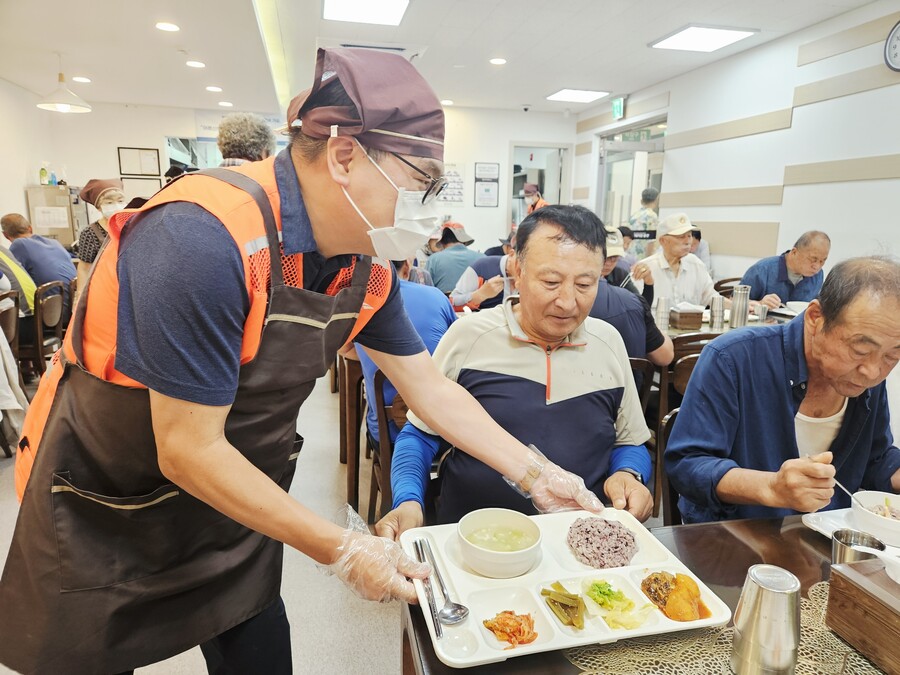 체육공단, 진도군 노인복지관 어르신 대상 봉사활동…체력증진프로그램 제공