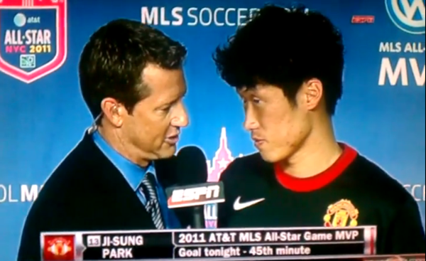 ▲ 미국 '데포르테토탈USA'는 30일 "손흥민이 빼어난 결정력으로 MLS 올스타전 MVP를 거머쥐었다"며 "한국 선수가 이 상을 받은 건 역대 두 번째다. 첫 번째 수상자는 15년 전, 당시 맨체스터 유나이티드 소속으로 MLS 올스타를 상대한 박지성(사진 오른쪽)이었다"고 조명했다. ⓒ 중계화면 갈무리