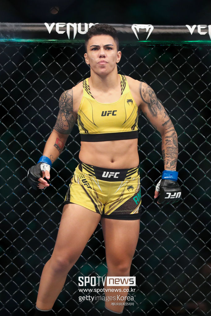 '충격' UFC 여성 챔피언→생활고로 음식 배달…"돈이 부족해" 전 챔피언 근황 공개, UFC 파이터 처우 문제 수면 위로