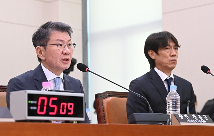 ▲ 정몽규 전 대한축구협회장이 30일 국회 문화체육관광위원회에서 열린 대한축구협회 현안 관련 청문회에서 의원 질의에 답하고 있다.  ⓒ연합뉴스
