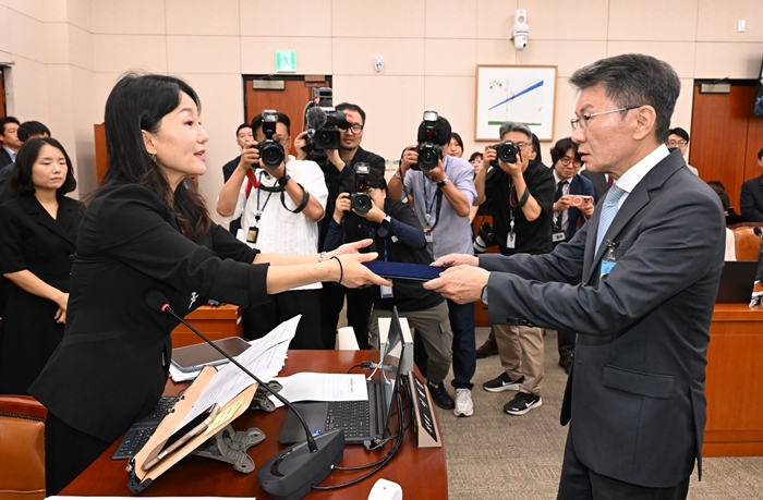 ▲ 정몽규 전 대한축구협회장이 30일 국회 문화체육관광위원회에서 열린 대한축구협회 현안 관련 청문회에 증인으로 출석해 위원장인 더불어민주당 이재정 의원에게 선서문을 제출하고 있다.  ⓒ연합뉴스
