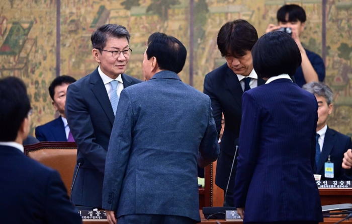 ▲ 정몽규 전 대한축구협회장과 홍명보 전 축구대표팀 감독이 30일 국회 문화체육관광위원회에서 열린 대한축구협회 현안 관련 청문회에 증인으로 출석해 국민의힘 의원들과 인사하고 있다. ⓒ연합뉴스