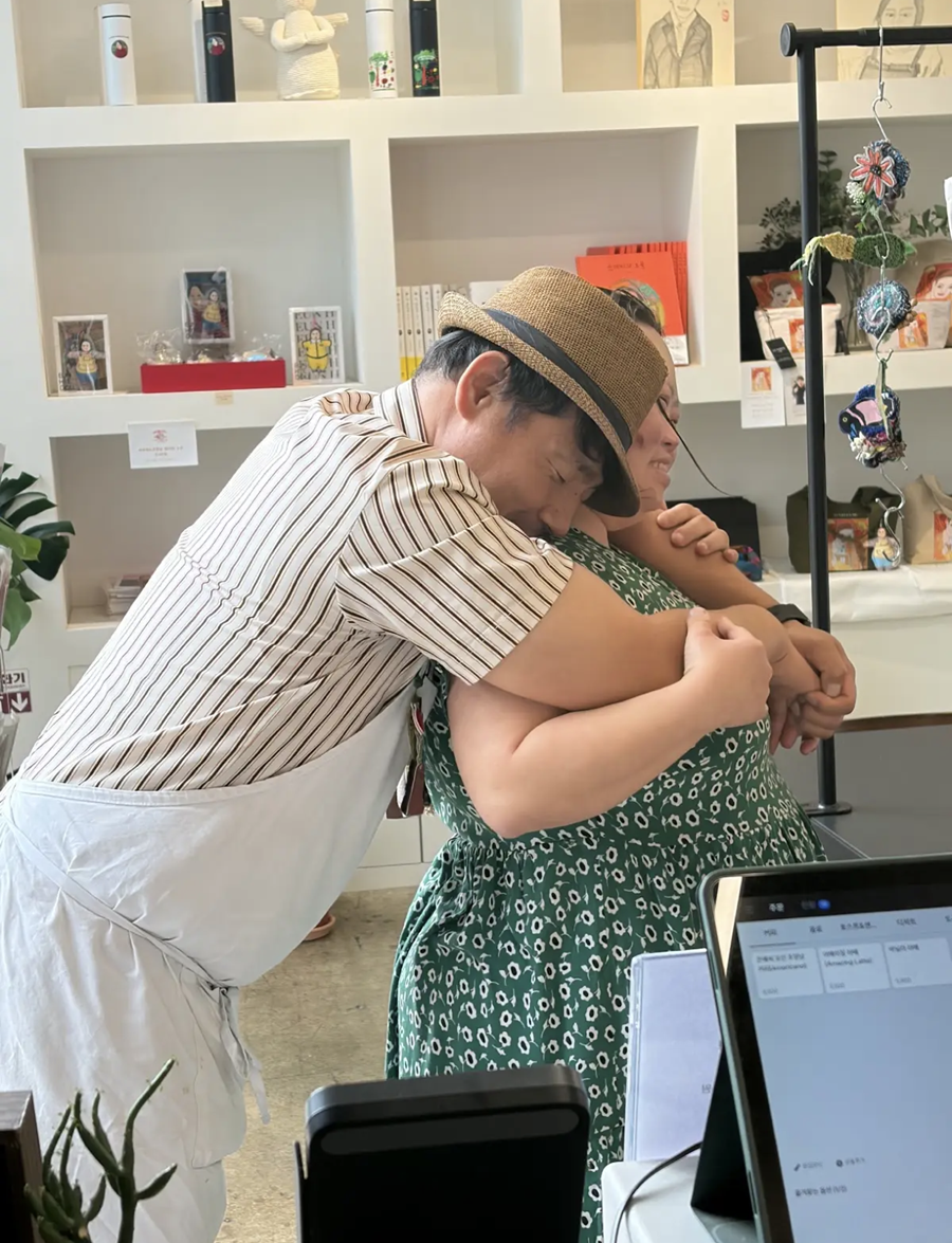 '다운증후군 작가' 서은혜, ♥조영남과 이혼설 반박 "우린 잘 살고 있어요"