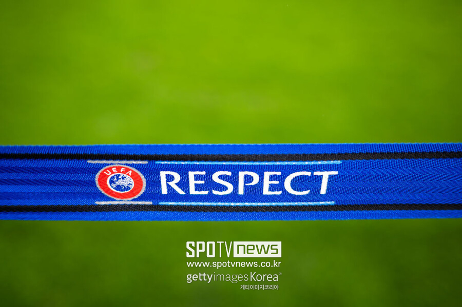 ▲ UEFA는 30일 긴급회의를 개최한 뒤 성명을 통해 "월드컵 민간 자본 투자 유치안이 유지되는 한 UEFA 소속 국가대표팀은 어떠한 FIFA 주관 대회에도 참가하지 않을 것이라는 데 55개 회원국 협회가 뜻을 모았다"고 공식 발표했다. 하나 FIFA는 '당근안'을 준비하며 강행 의지를 굽히지 않는 분위기다.