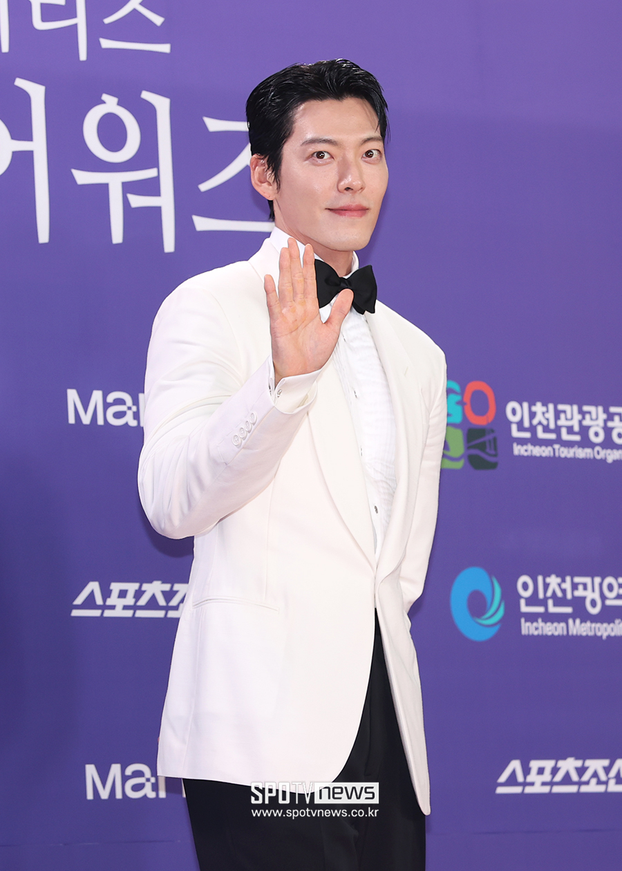 [포토S] 김우빈, '화사한 화이트 턱시도'