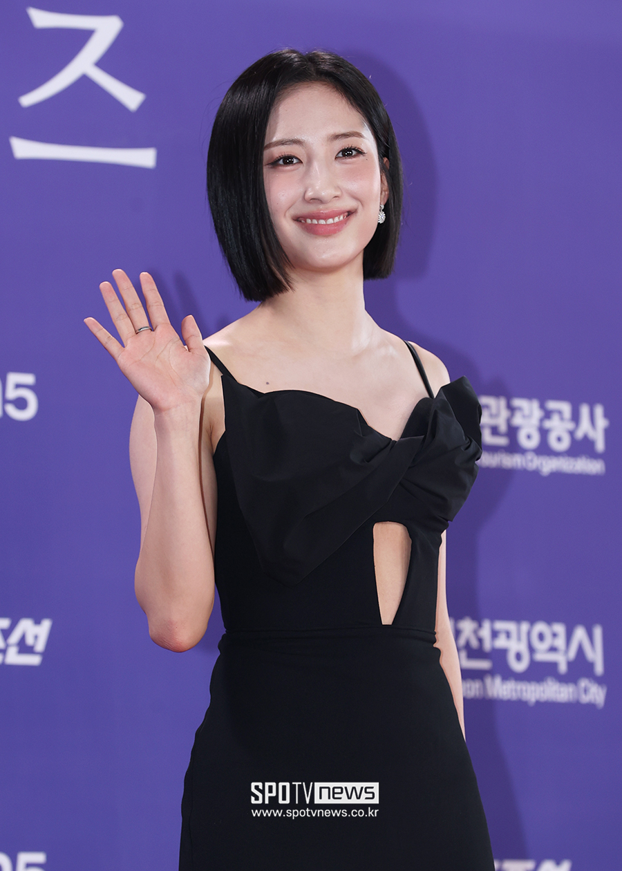 [포토S] 김민, '과감하게 파인 드레스'