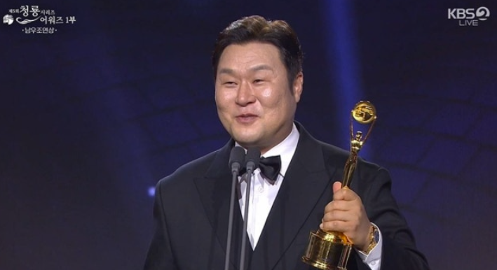 "진짜 믿어지지 않아" 윤경호, 예상 못한 조연상에 눈물 펑펑('청룡시리즈어워즈')