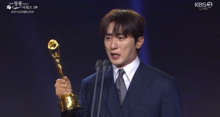 "데스노트 쓸뻔" 김원훈, 무관왕 벗으며 오열…최우수예능인상 수상('청룡시리즈어워즈')