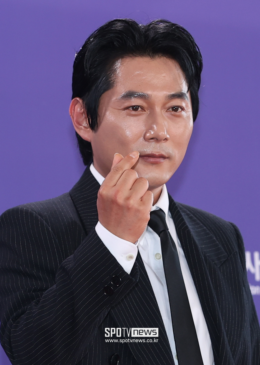 [포토S] 김진욱, '살짝 꺼내보는 하트'