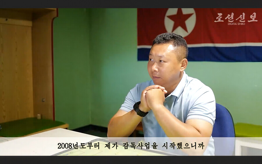 ▲ 2025-2026 아시아축구연맹(AFC) 여자 챔피언스리그에서 내고향팀을 우승으로 이끈 리유일 책임감독이 평양에서 조선신보와 인터뷰하고 있다. 리 감독은 오는 10월 시작되는 국제축구연맹(FIFA) 2027년 여자 챔피언스컵 예선을 통과해 결승 단계까지 진출하는 것이 목표라고 밝혔다. ⓒ 연합뉴스