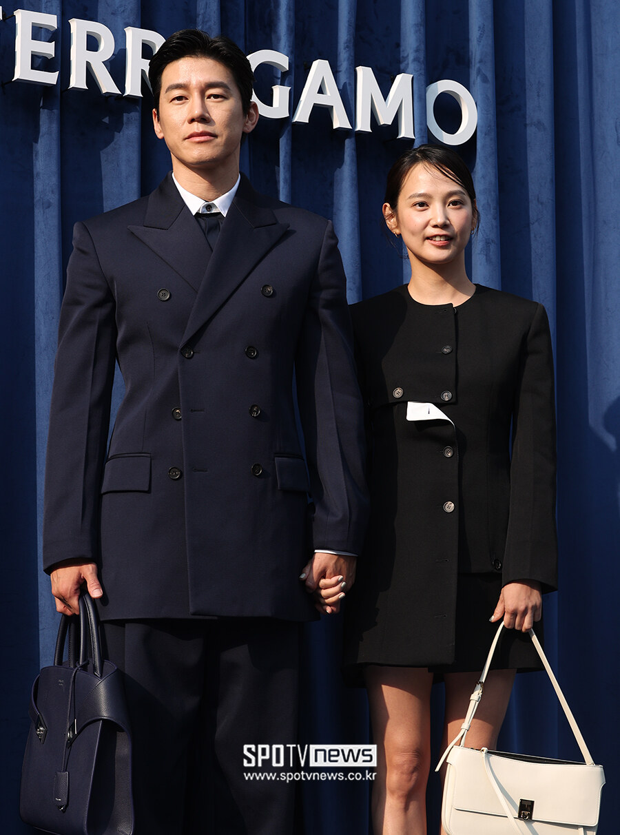 [포토S] 김무열♥윤승아, '손 꼭 잡고 청담동 나들이'