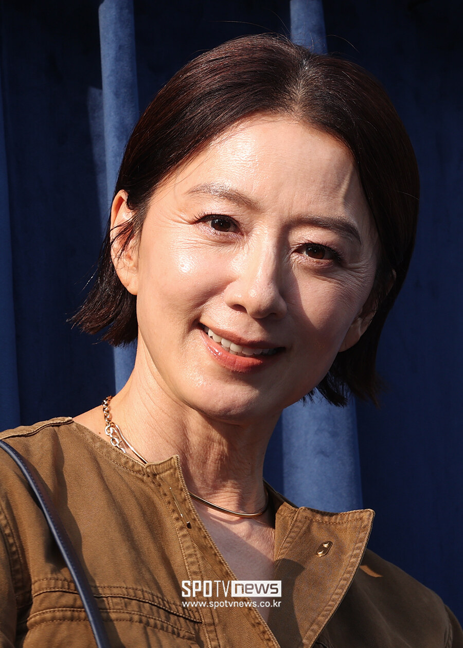 [포토S] 김희애, '뜨거운 여름 햇살 맞으며'