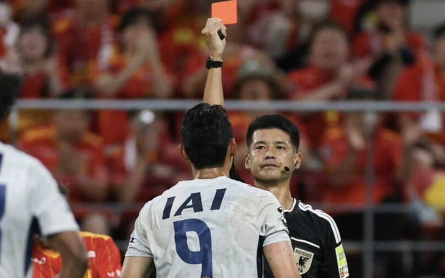 '韓 축구 망신' 일본서 경고→엄지척→또 경고로 '20초 퇴장'...日 감독 분노 "오세훈 절대 해서는 안 되는 행동"