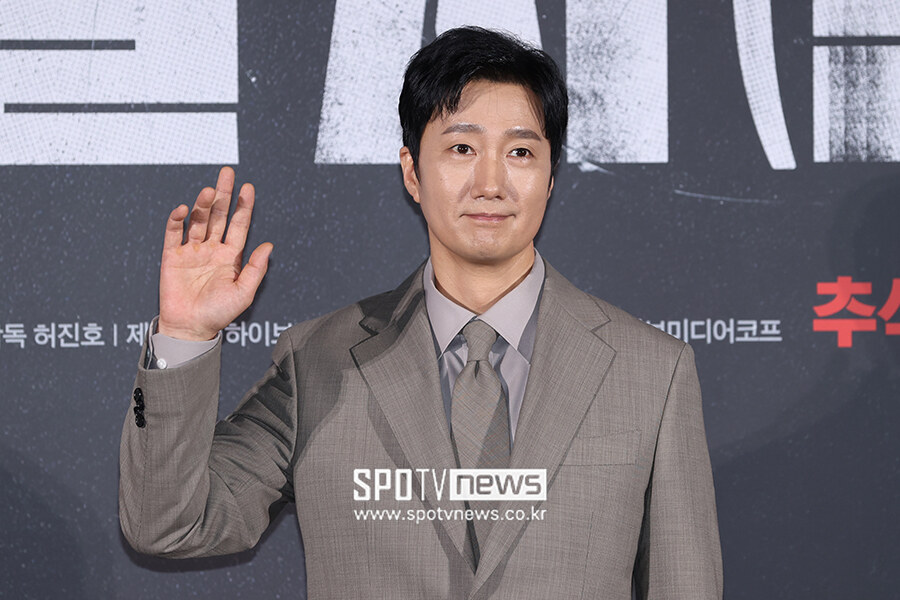 [포토S] 박해일, '젠틀한 손인사'