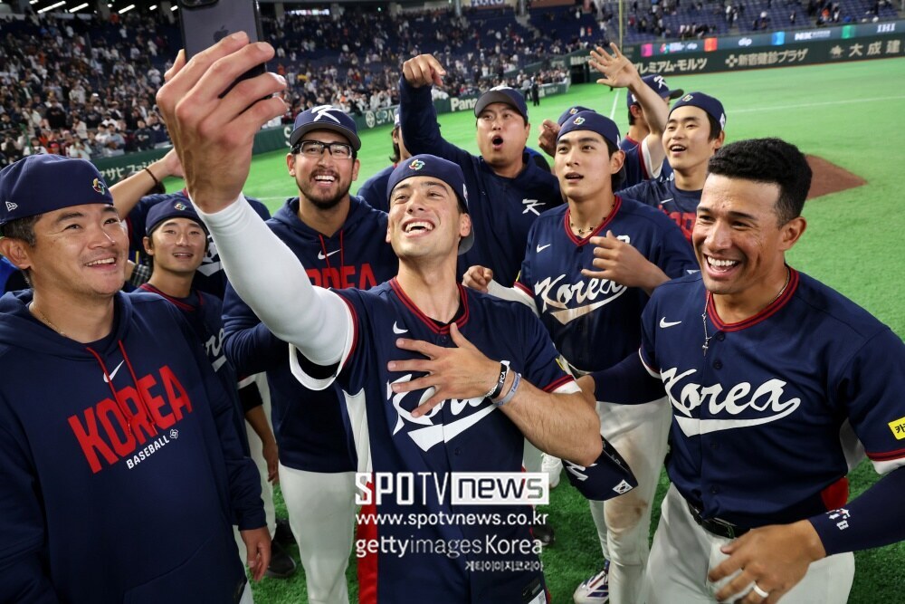 ▲ 2026 월드베이스볼클래식(WBC) 당시 동료들과 셀카를 찍고 있는 셰이 위트컴