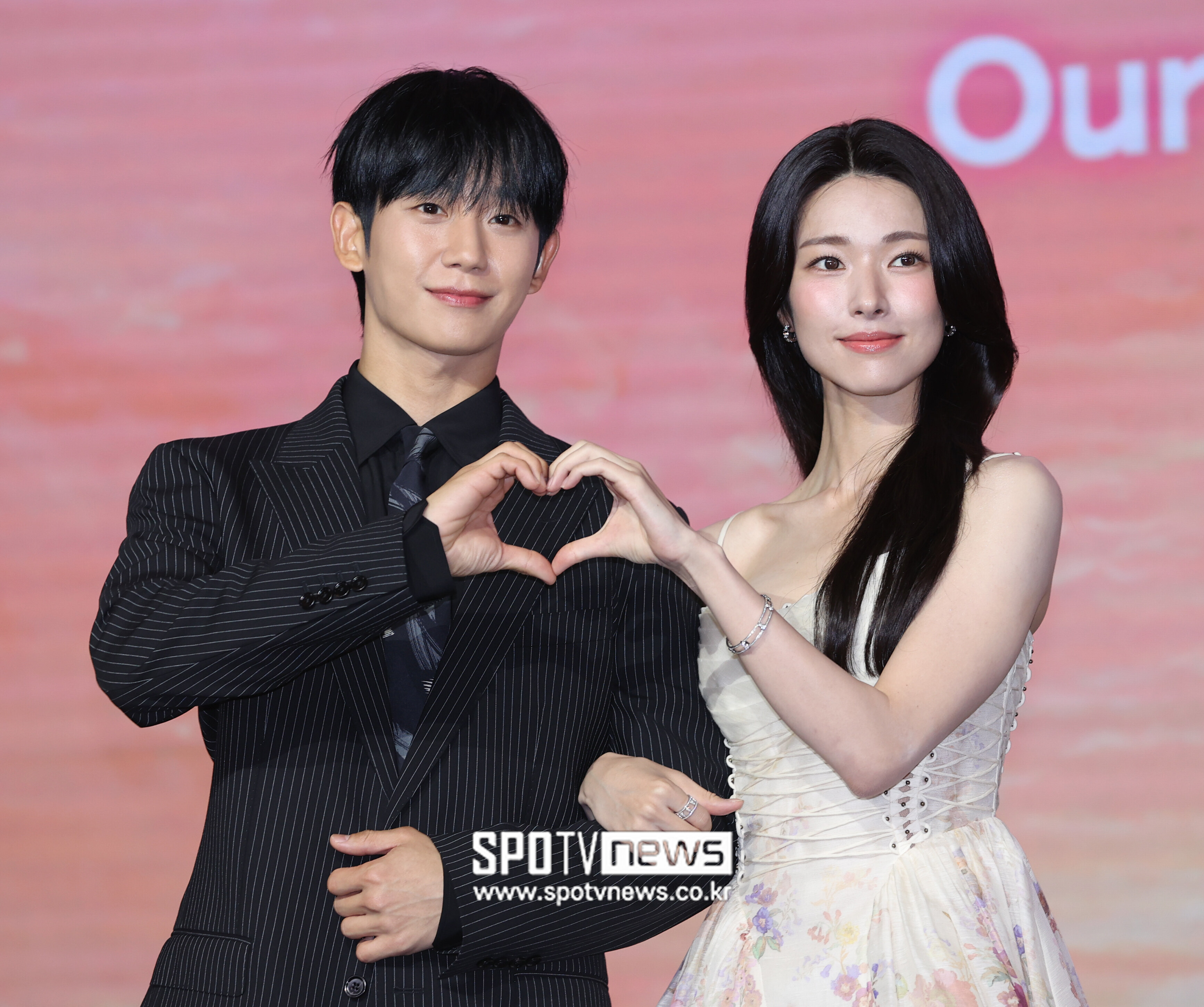 하영 '증조부 친일 논란'에도 드라마 인기 끄덕 없네..'엿사랑' 넷플 1위 '어긋난 희비'