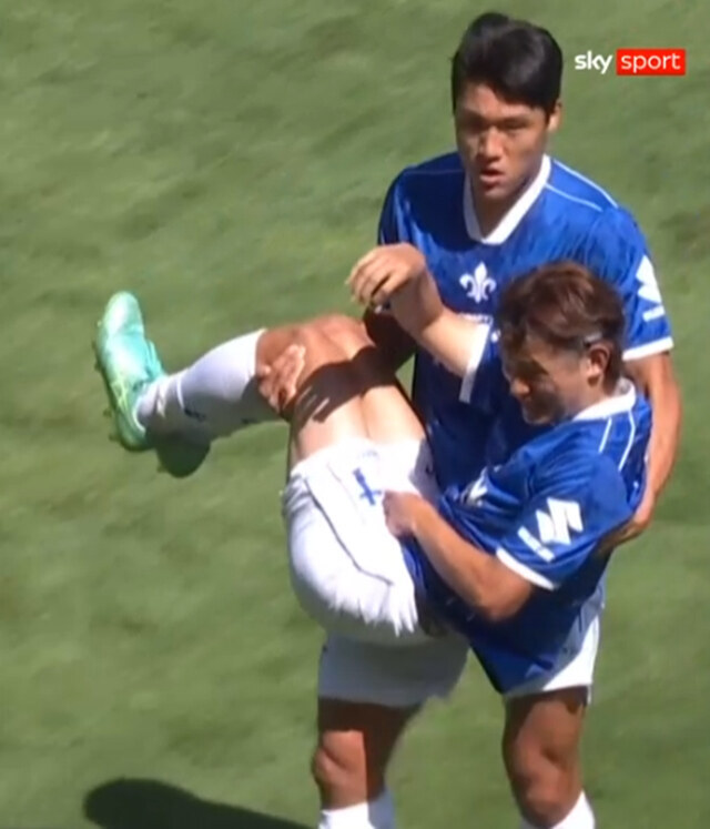 韓 축구 스트라이커 괴력 '공주님 안기' 화제…"어떤 응급 들것보다 빨랐다, 이호재 괴력은 팀워크의 모범"