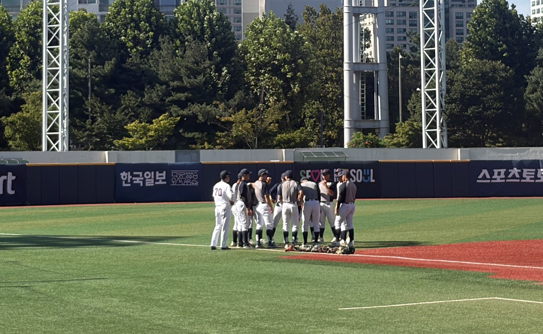 ▲ 훈련을 준비하는 배재고 선수들.