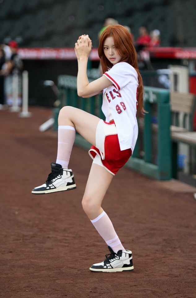 키키, 美프로야구 MLB 경기서 시구…대형 페스티벌 이어 美 현지에 '젠지미' 각인