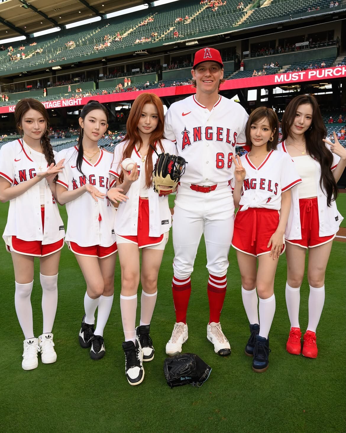 ▲ 미국 프로야구 LA 에인절스 좌완 블레이크 와이먼(가운데)와 포즈를 취한 키키. 제공|MLB코리아