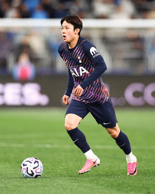 ▲ 글로벌 축구 전문 '라운드테이블'은 12일 "알피 디바인과 루카 부스코비치(위 사진) 모두 벨기에에서 성공적인 시간을 보내며 성장했고 결과적으로 원소속팀에 선수로서 가치를 어필할 수 있었다. 둘은 올여름 각각 프레스턴 노스 엔드와 브라이턴으로 떠났다"며 양민혁(사진) 역시 코번트리 시티 임대 때와는 다른 '서사'를 써 내려갈 가능성을 귀띔했다. ⓒ 토트넘 홋스퍼 SNS