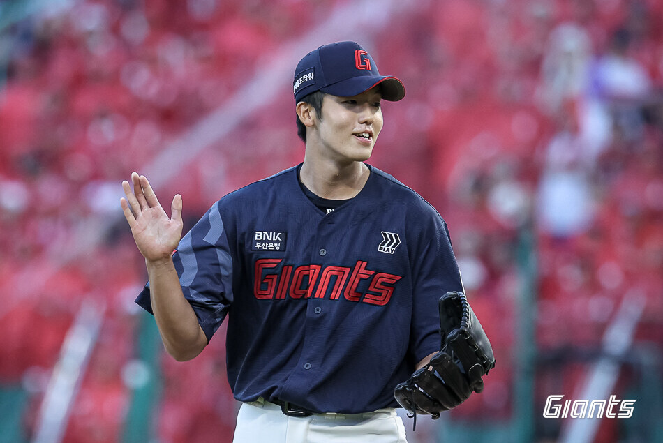 'AG 국대' 투수 떠오르네? 150km 투심 던지는 롯데 루키의 쇼케이스…'타율 3위' 타자도 혀 내둘렀다