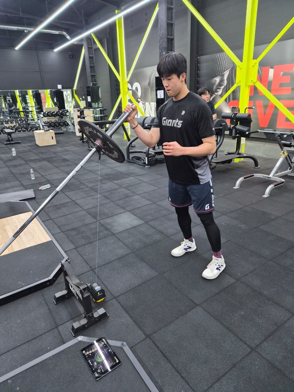 ▲ 퍼포먼스 센터에서 자신에게 맞는 훈련을 소화하고 있는 김한결 ⓒ롯데 자이언츠