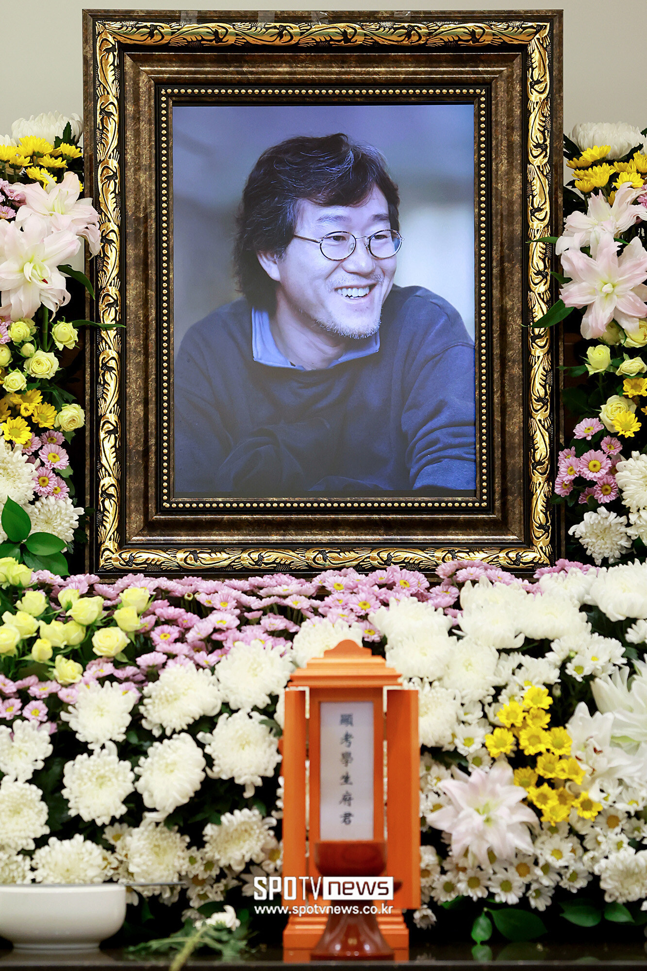 정려원·위하준, 나란히 故안판석 감독 추모…영정 속 韓드라마 거장의 미소