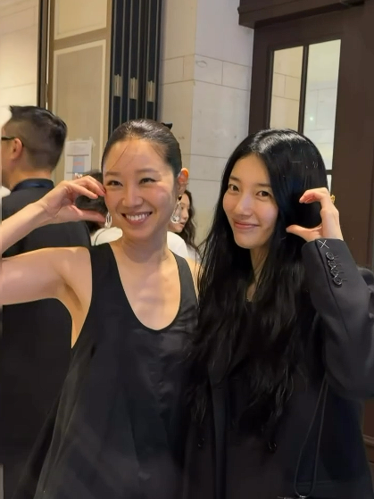 "언니랑" 수지·공효진, 귀한 투샷 떴다…올블랙이 이렇게 달라