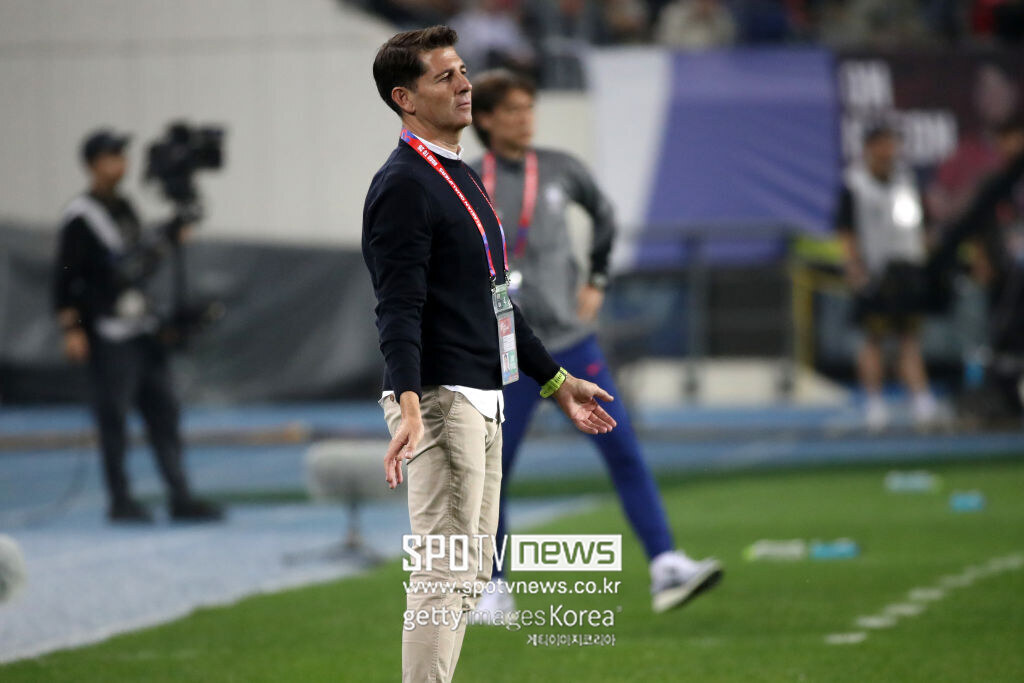 ▲ 헤수스 카사스(사진)는 스페인 대표팀에서 루이스 엔리케 감독을 보좌한 뒤 2022년 이라크 대표팀 지휘봉을 잡았다.&nbsp;지난해 4월까지 이라크를 이끌면서 아라비안 걸프컵과 킹스컵에서 우승하는 등 중동 무대에서 빼어난 지도력을 입증했다.
