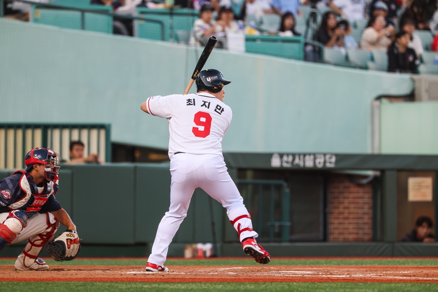 ▲ 울산 웨일즈 소속으로 KBO 첫 공식경기에 나선 최지만. 최지만은 내년 1군 데뷔를 위해 올해 열릴 신인 드래프트에 참가할 예정이다. 그에 앞서 시민구단 울산에서 '쇼케이스'에 나선 것이다. ⓒ 울산 웨일즈