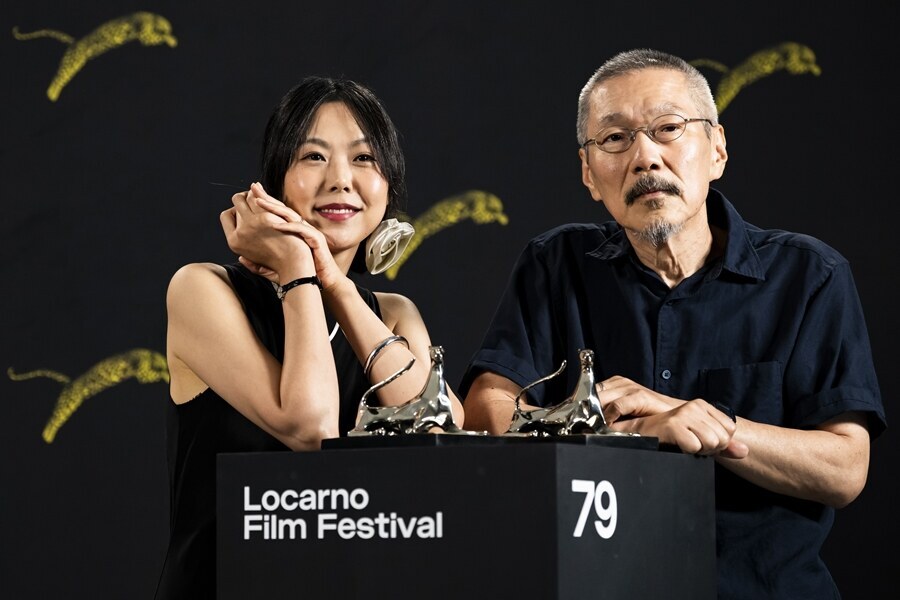 ▲ 15일(현지시간) 스위스 로카르노에서 열린 제 79회 로카르노국제영화제에서 수상한 배우 김민희(왼쪽)와 홍상수 감독. ⓒ연합뉴스/EPA