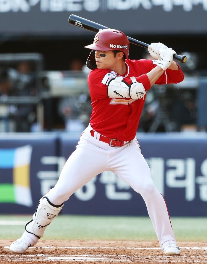 ▲ 0-0으로 맞선 5회 귀중한 2타점 결승 적시타를 뽑아낸 정준재 ⓒSSG랜더스