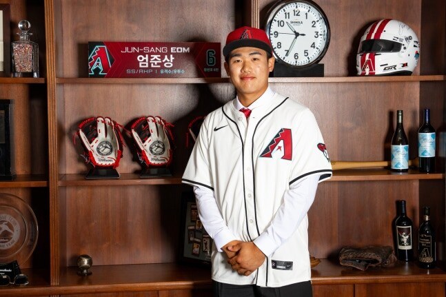 ▲ 최근 MLB 파이프라인이 선정한 애리조나 유망주 랭킹에서 25위에 오르며 기대감을 입증한 엄준상 ⓒ애리조나다이아몬드백스SNS